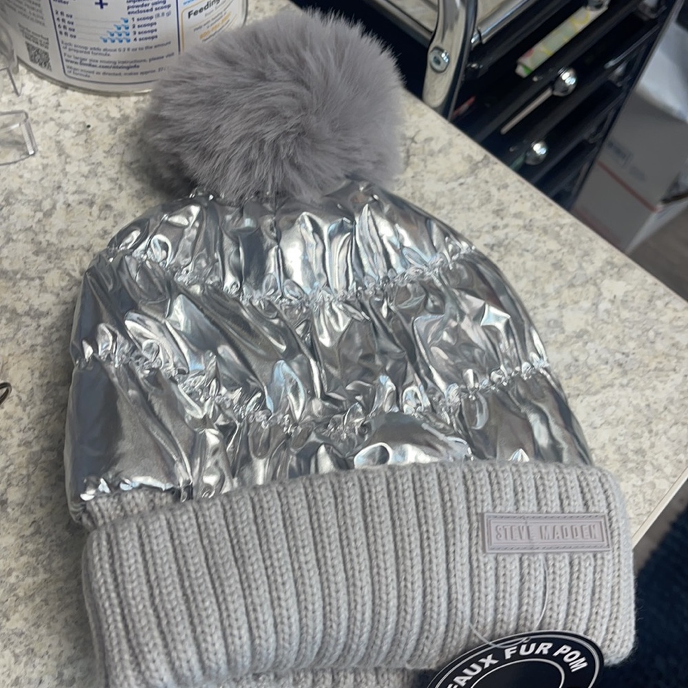 🎁😊🎀STEVE MADDEN PUFF HAT - Picture 2 of 7